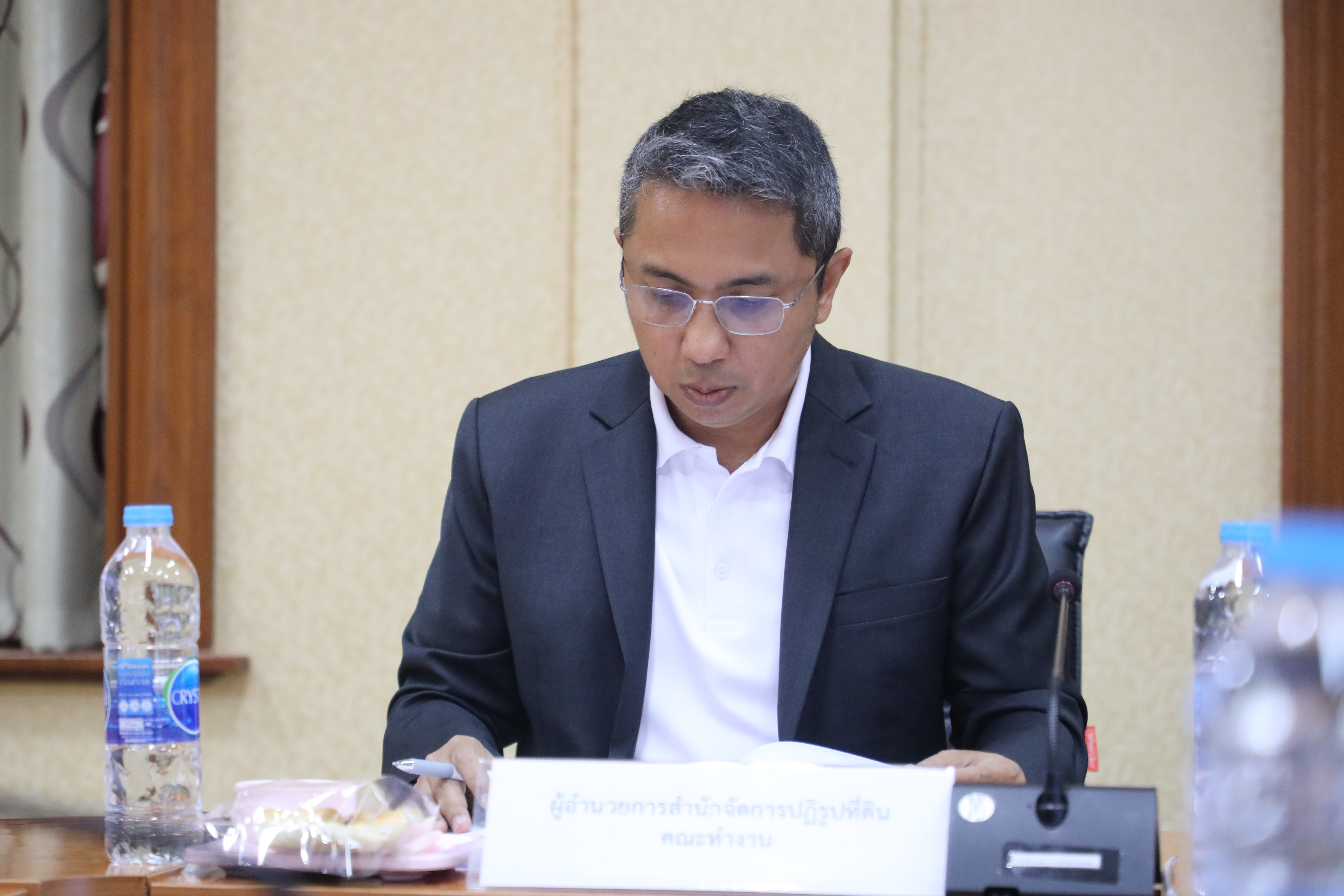 title - ส.ป.ก. ประชุมคณะทำงานศึกษาพิจารณาการแก้ไขปัญหาด้านที่ดินและหนี้สินของเกษตรกร โครงการแก้ไขปัญหาที่ดินทำกินให้แก่เกษตรกรสภาประชาชน 4 ภาค ครั้งที่ 1/2569